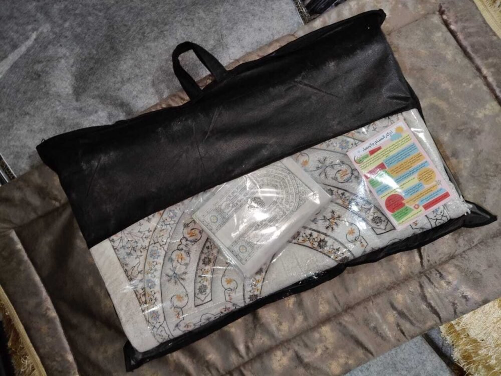 5e9d101e-33de-4687-a548-7032152b7f00.jpg مصلية مبطنة مانعة للانزلاق + سبحة