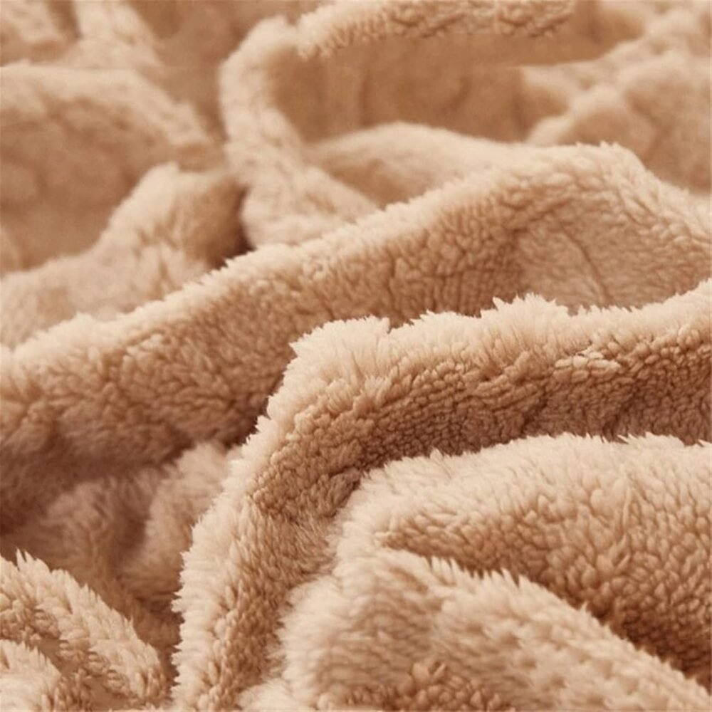5f46cb3b-2200-492d-bf8c-ed4c51d87729.jpg عرض كفر لحاف فرو جاكار جامبو | كافيه مع دفايه فرو جاكار مع 2 كيس خداديه | بيج | 160سم