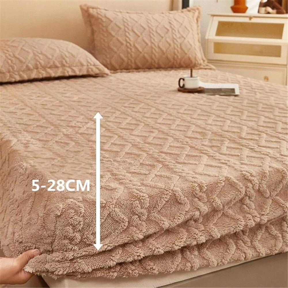 6db5e204-778c-4596-bb99-07806d34d340.jpg عرض كفر لحاف فرو جاكار جامبو | كافيه مع دفايه فرو جاكار مع 2 كيس خداديه | بيج | 160سم